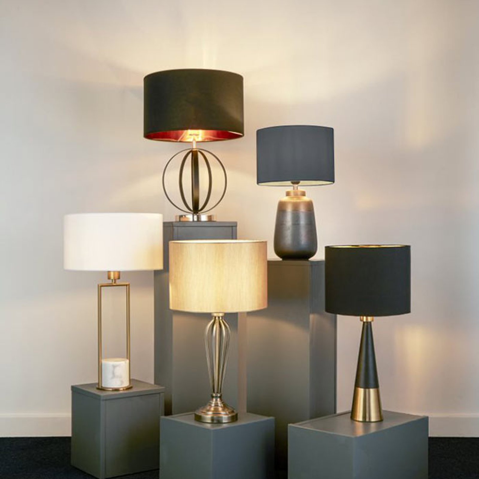Gulvlampe Orbid, svart-gull