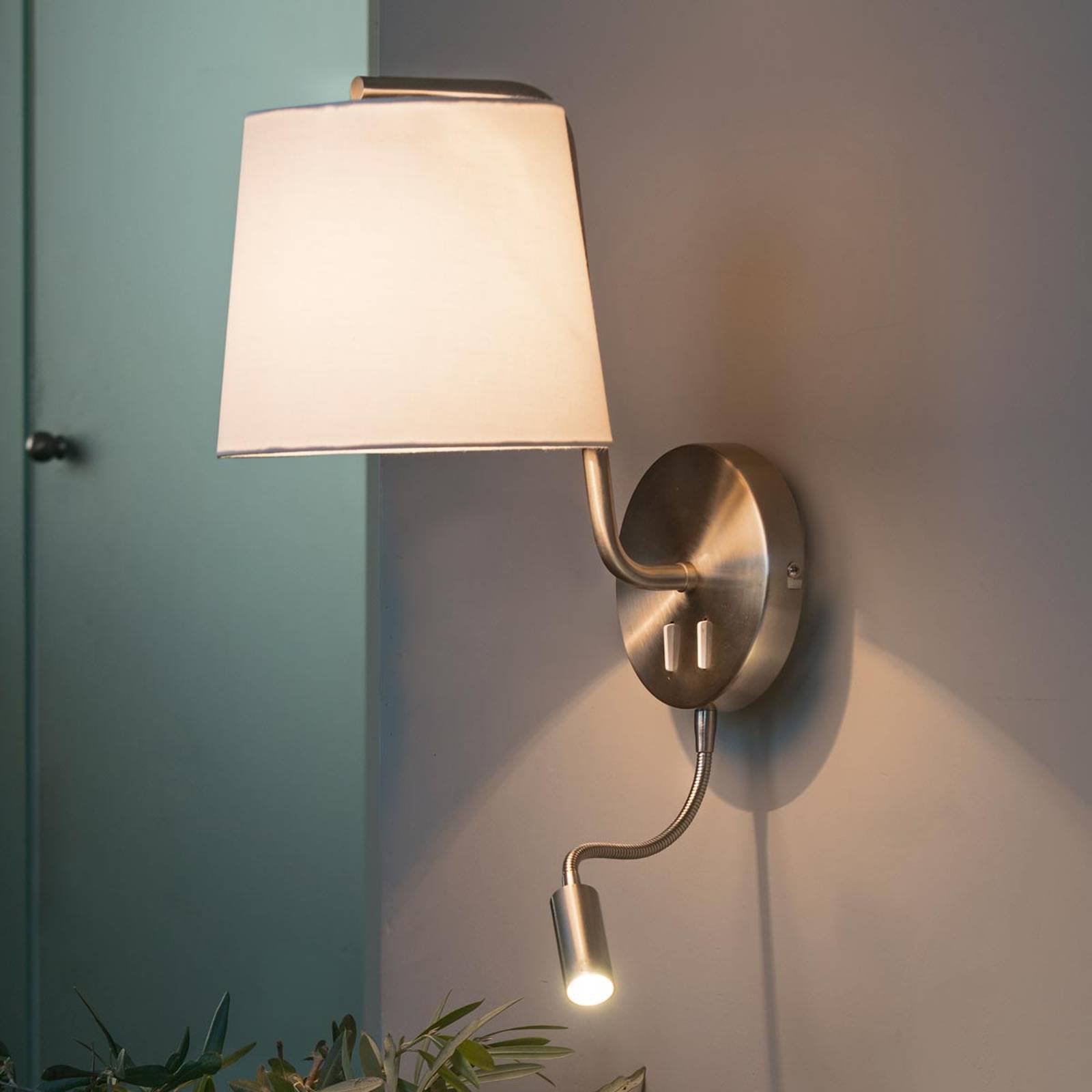 Vegglampe Berni i tekstil med LED-leselampe