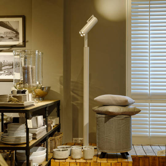 BYOK Barrone LED-gulvlampe, dimbar, hvit