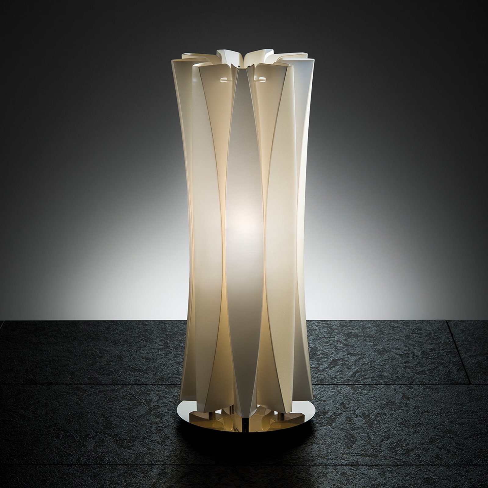 Smakfull bordlampe BACH, høyde 42 cm, gull