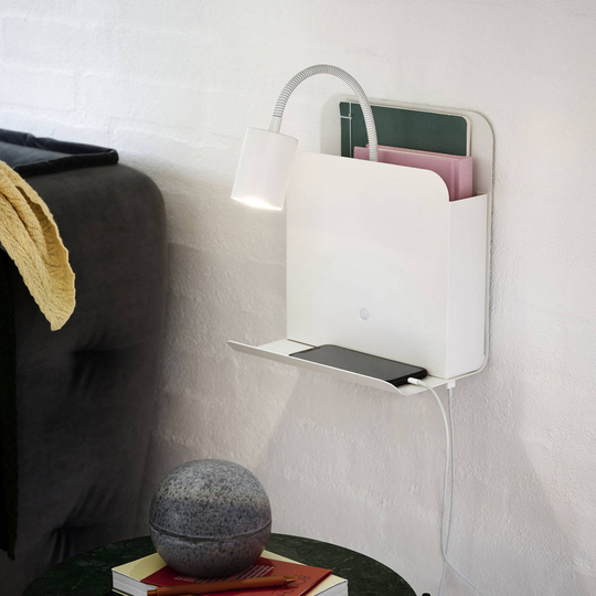 Vegglampe Roomi med hylle og USB, hvit