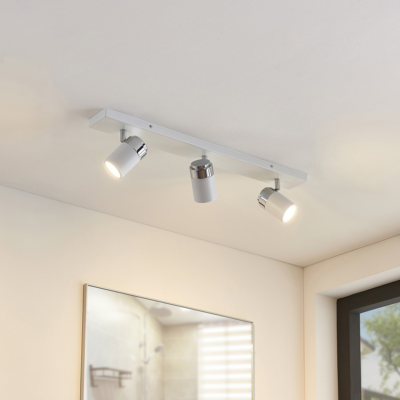 Hvit, taklampe til badet Kardo med tre lys