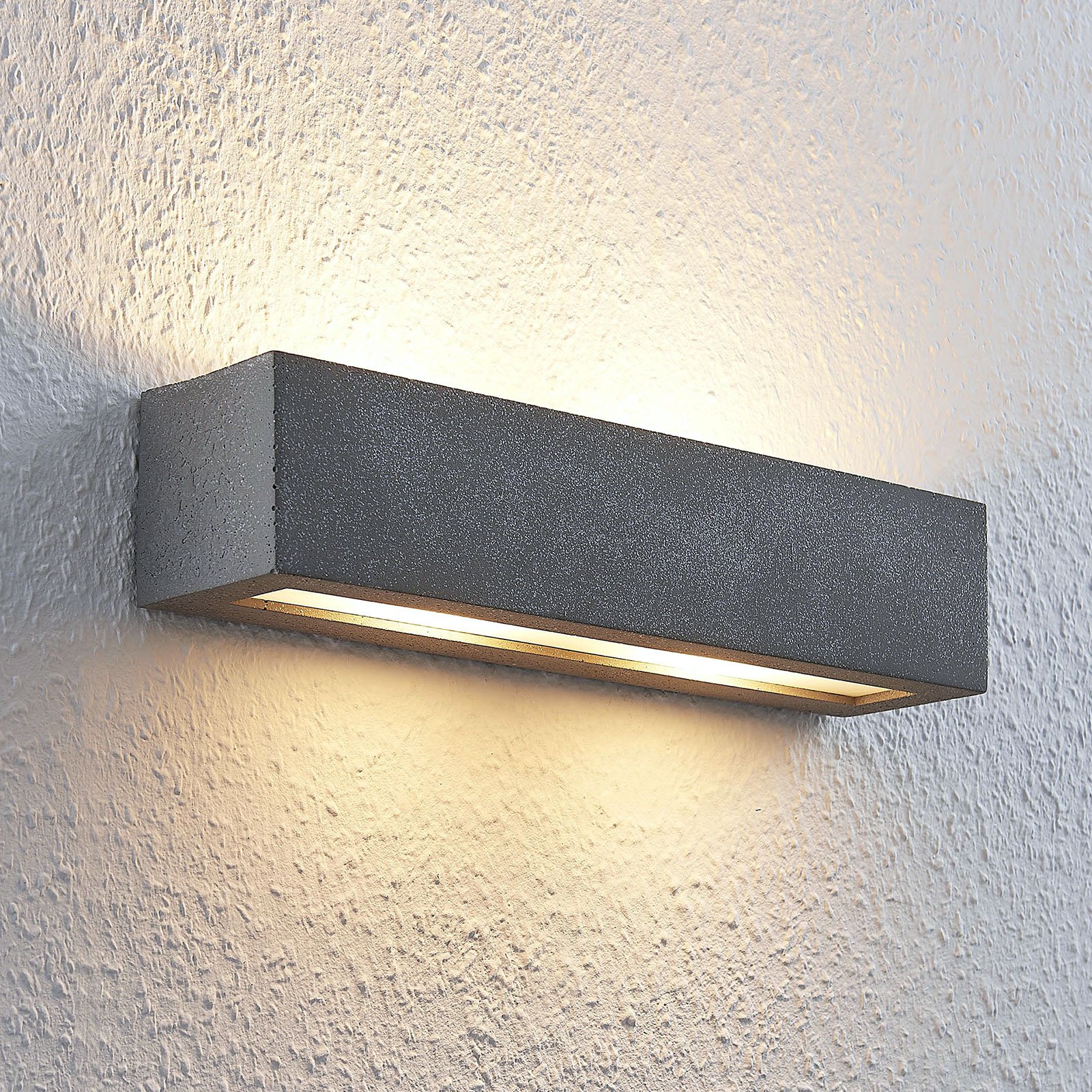 Lindby Nellie LED-betong-vegglampe, bredde 35,3 cm