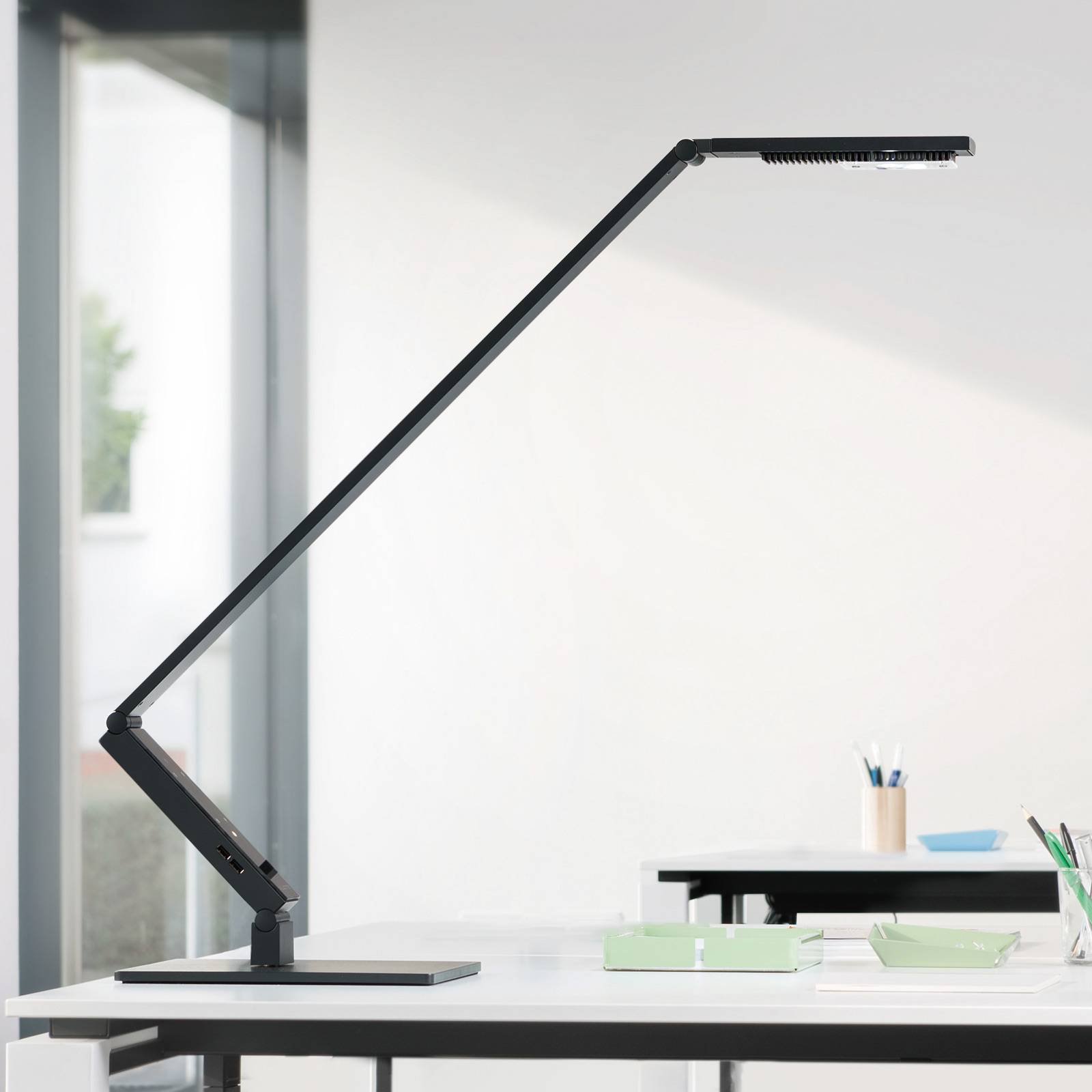 Luctra TableProLinear LED-bordlampe svart fot