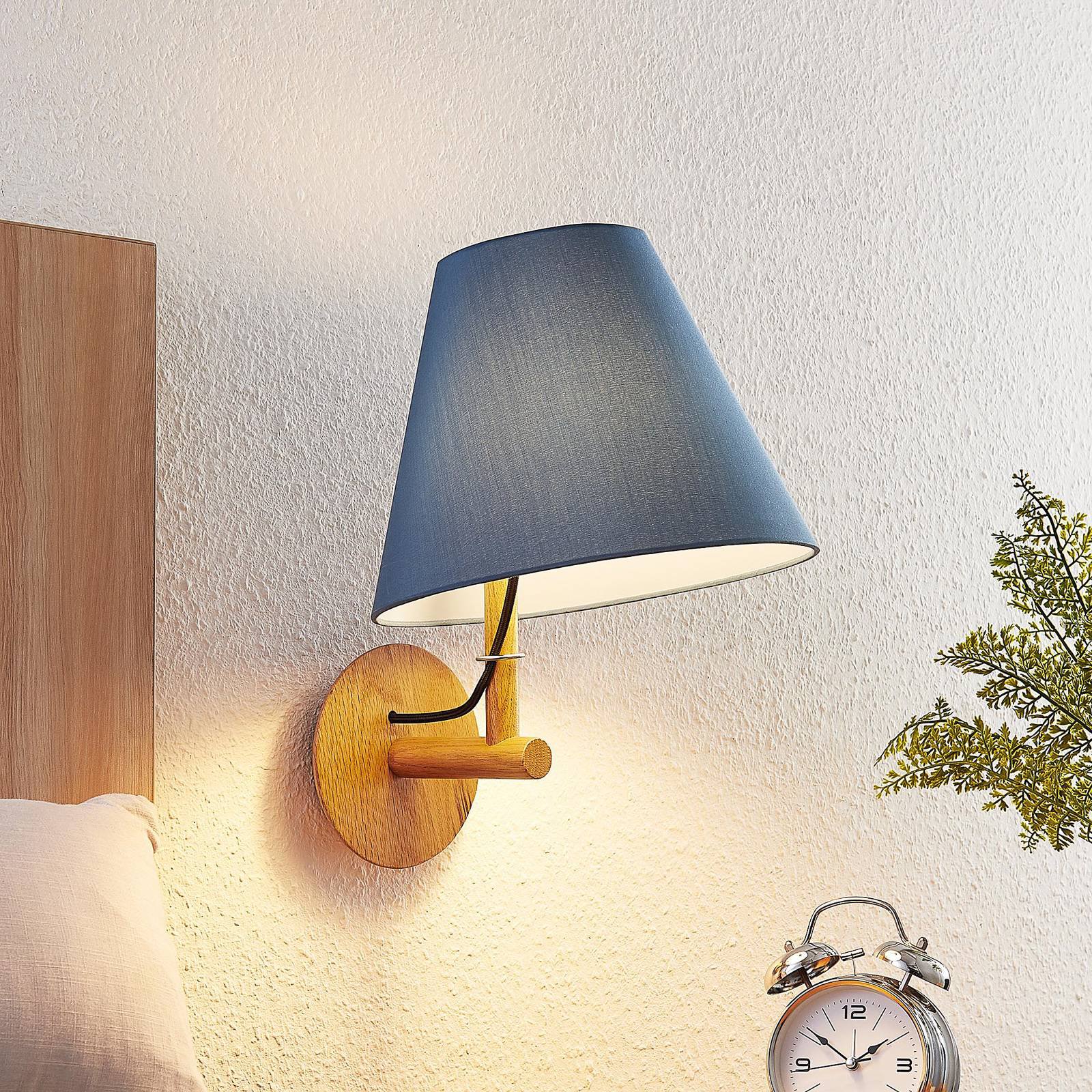 Lucande Jinda vegglampe, trestamme, blått stoff