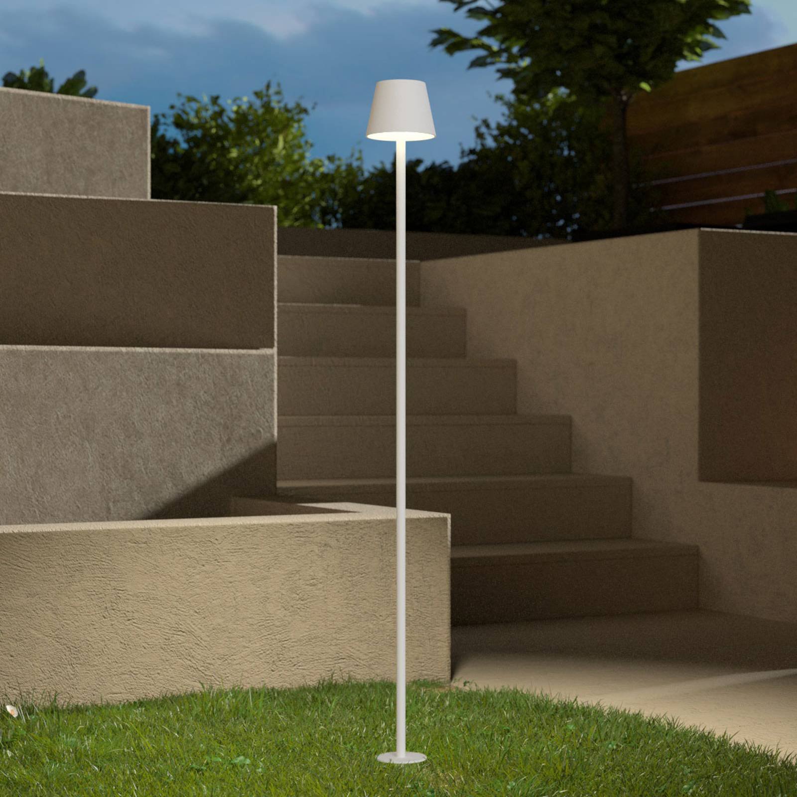 LED-lampe med jordspyd Poldina batteri hvit 135 cm