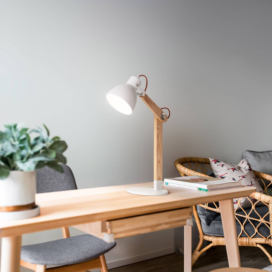 Bordlampe Svea av tre, hvit/ask