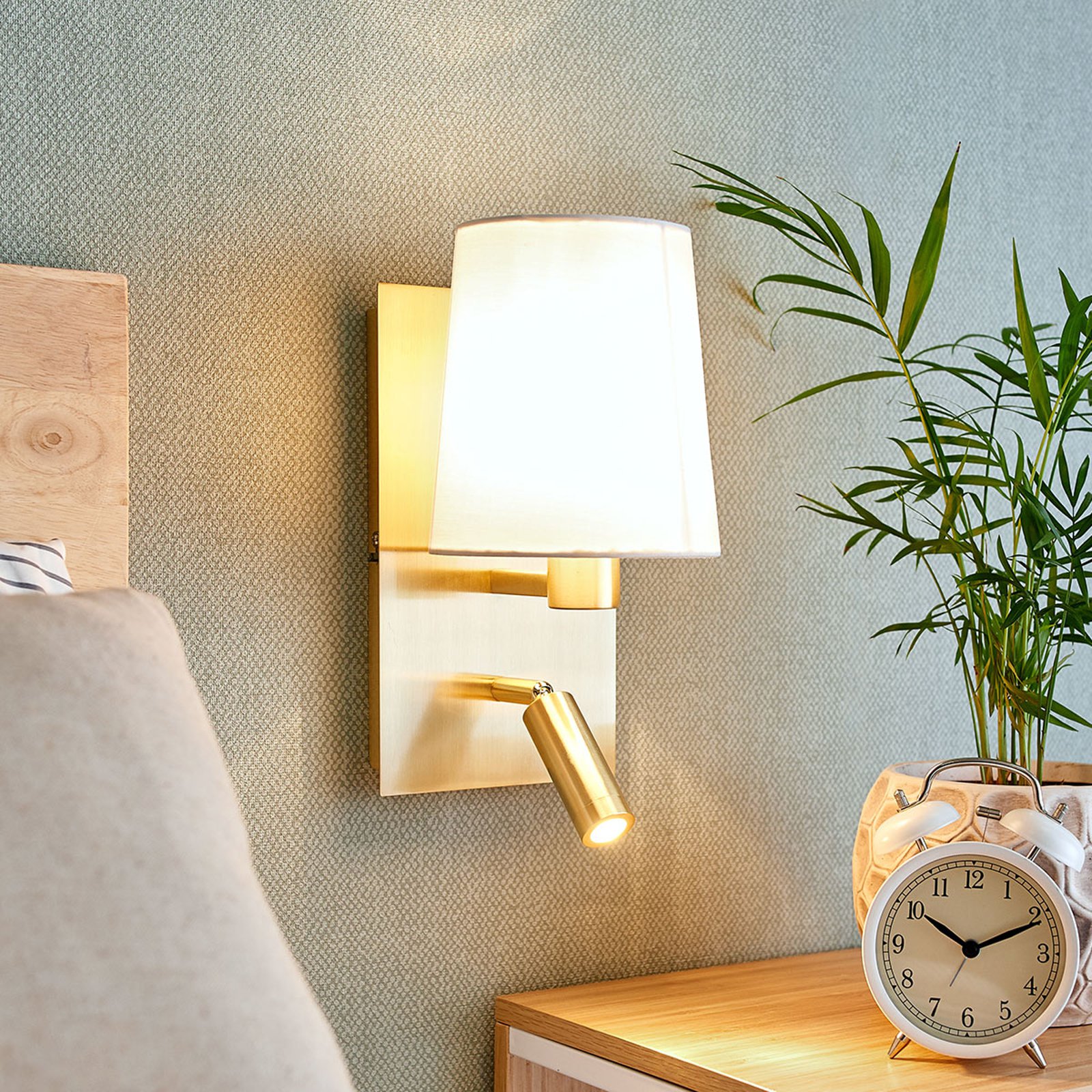 Vegglampe Aiden med LED-leselampe, hvit, messing