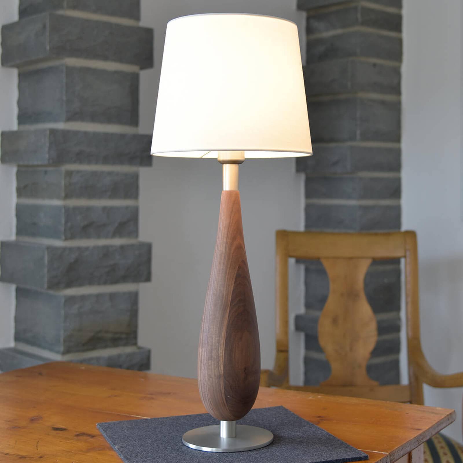 HerzBlut Lara bordlampe med valnøtt, 61 cm