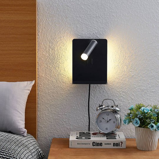 Lucande Zavi LED-veggspot med hylle, USB, svart