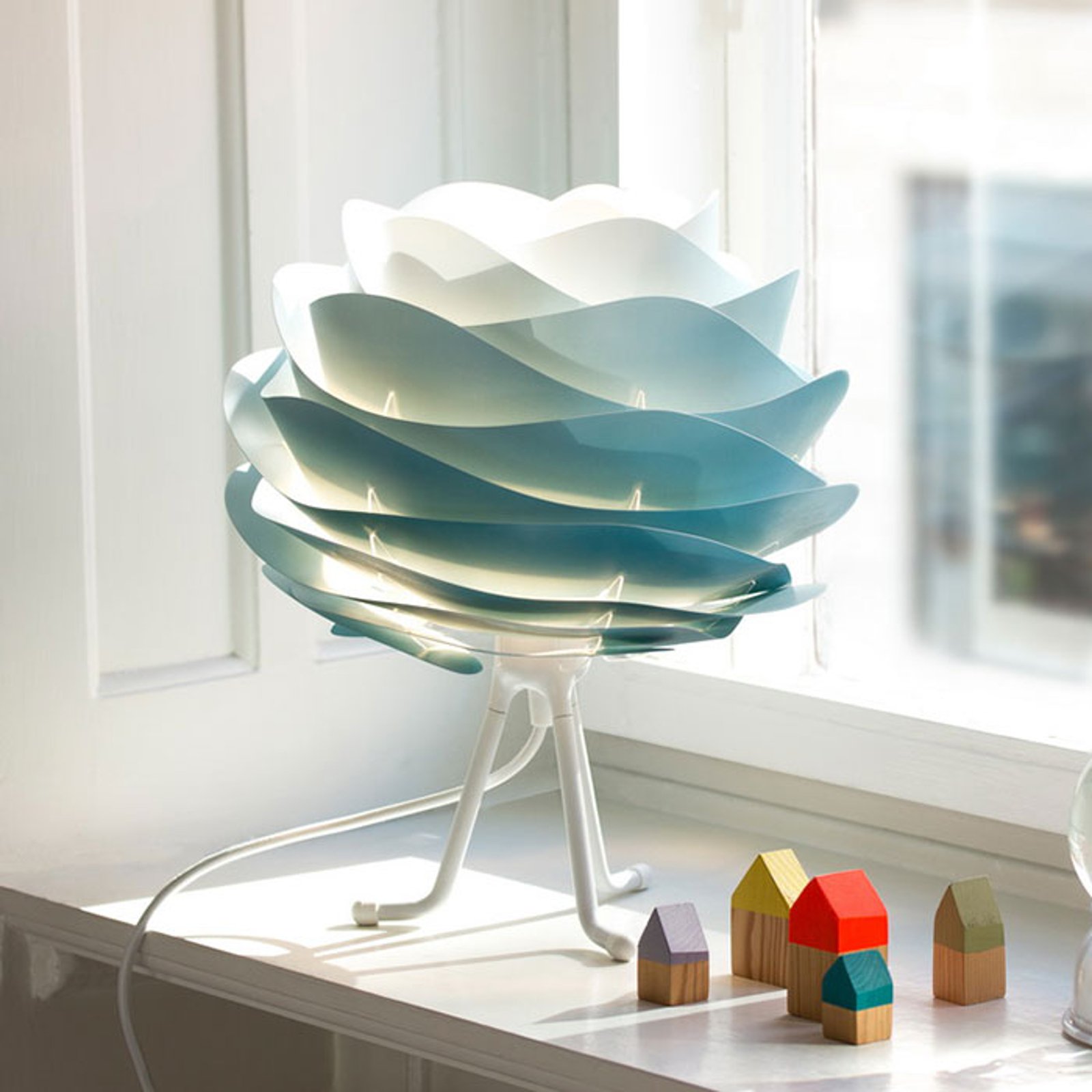 UMAGE Carmina Mini-bordlampe blå/tripod base hvit