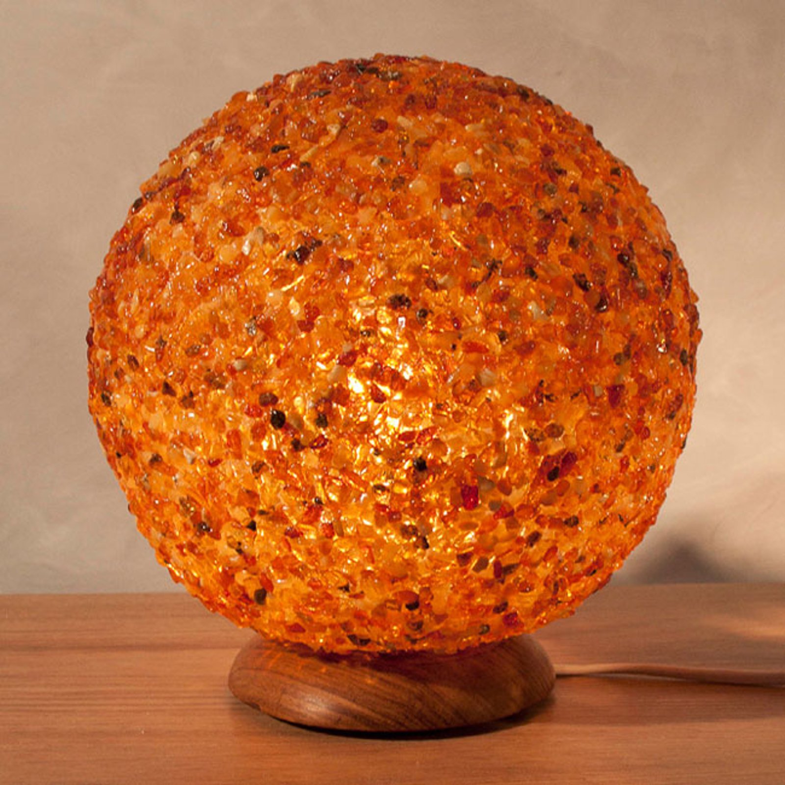 Ekstravagant rav-bordlampe i kuledesign.