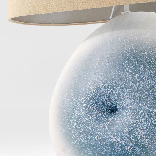 KARE Agate bordlampe av keramikk med tøyskjerm