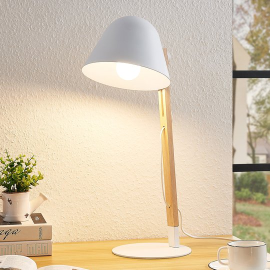 Lindby Tetja bordlampe med trestav, hvit