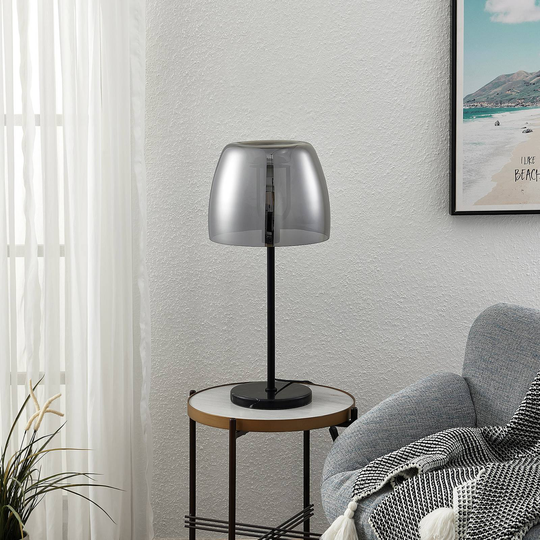 Lindby Yrell bordlampe med skjerm av røykglass