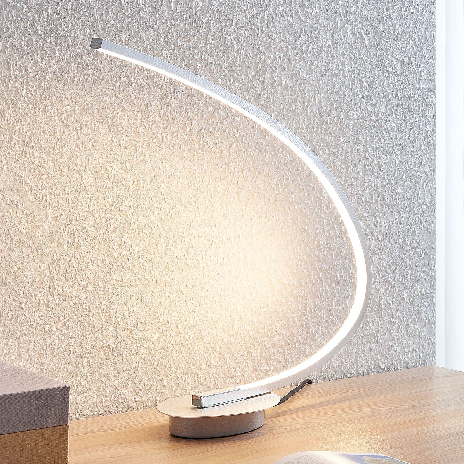 LED-bordlampe Nalevi, buet, sølv