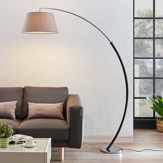 Buet gulvlampe Evelyna med stoffskjerm
