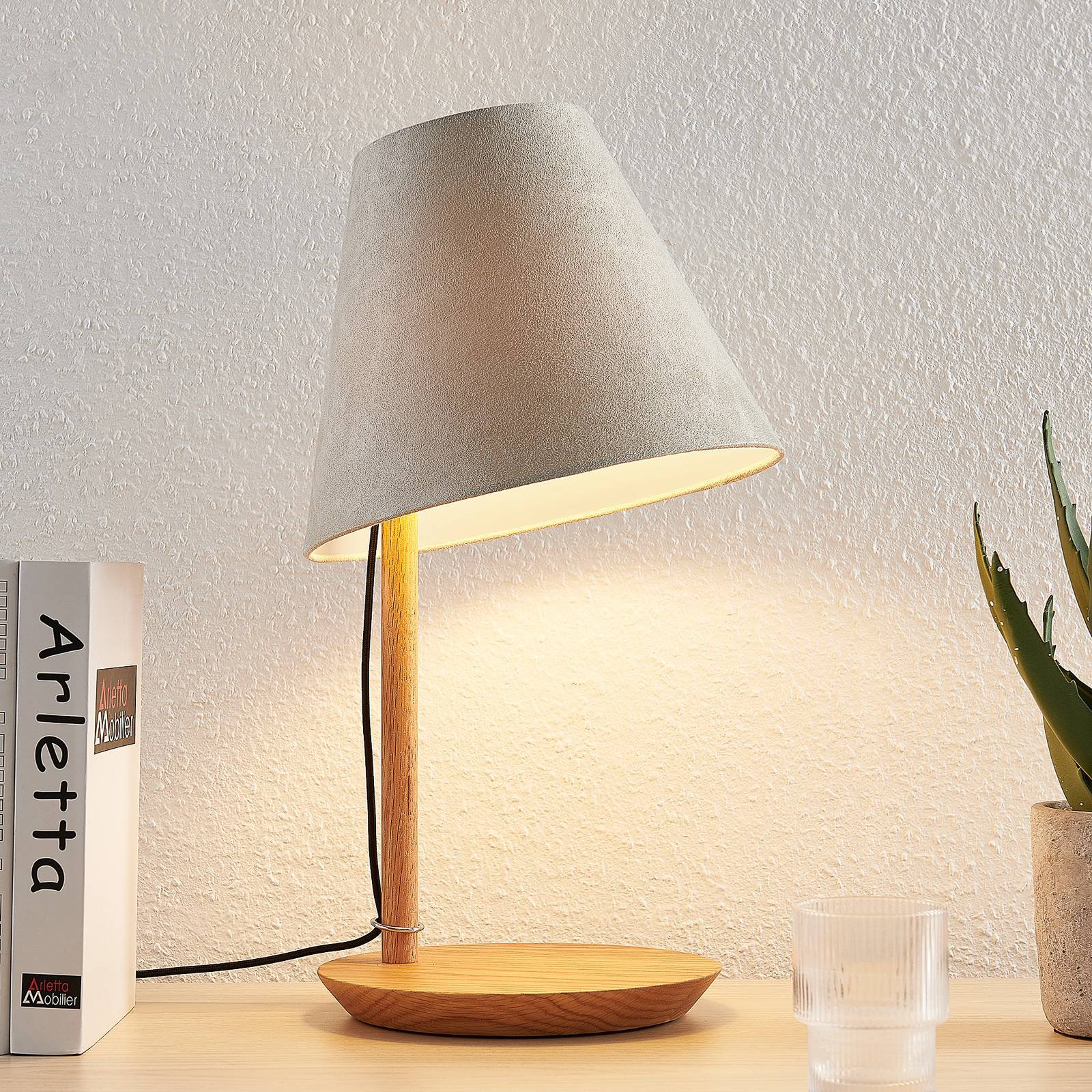 Lucande Jinda bordlampe, trestamme, fløyelsgrå