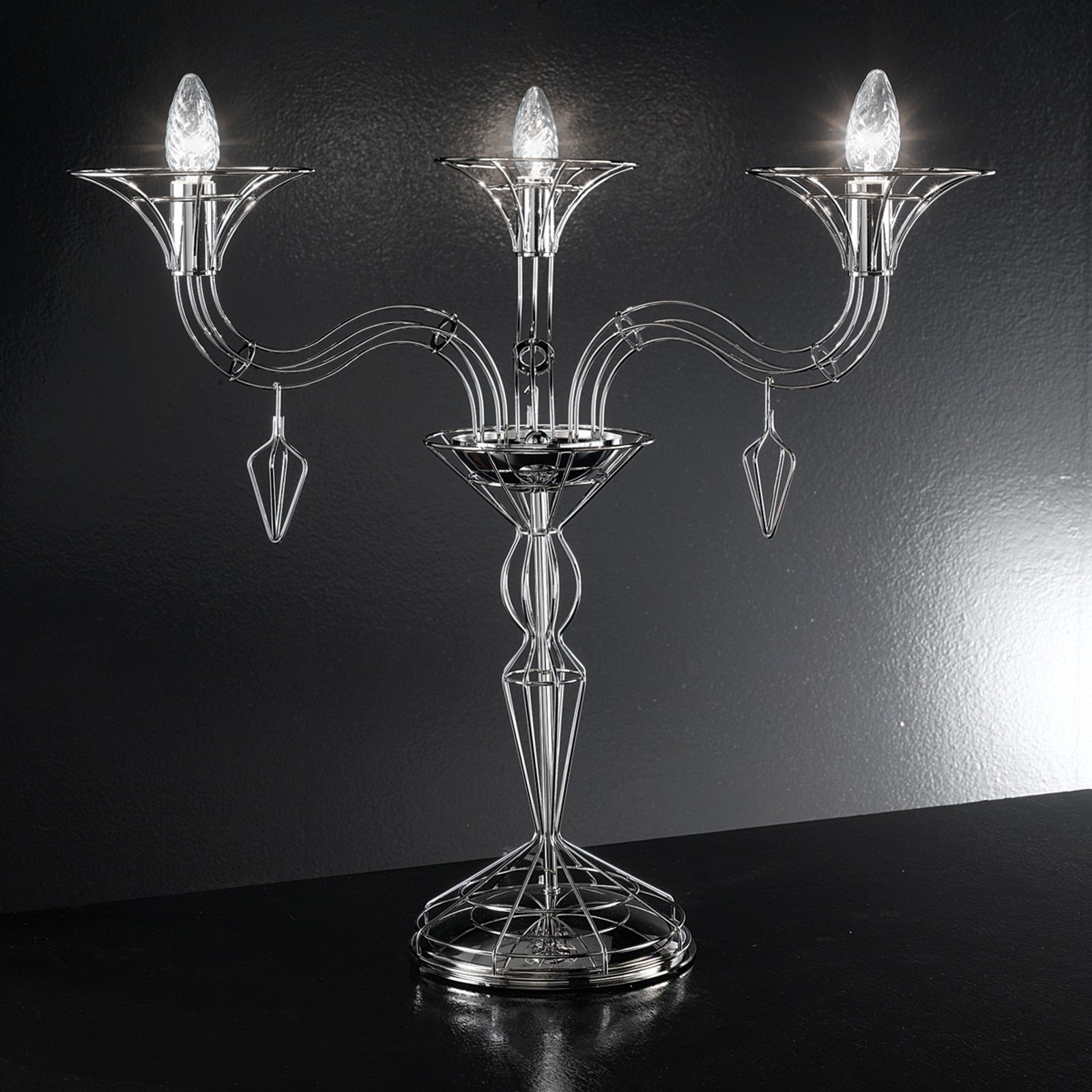Dedalo trearmet bordlampe i krom