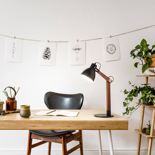 Bordlampe Sveva av tre, svart/valnøtt