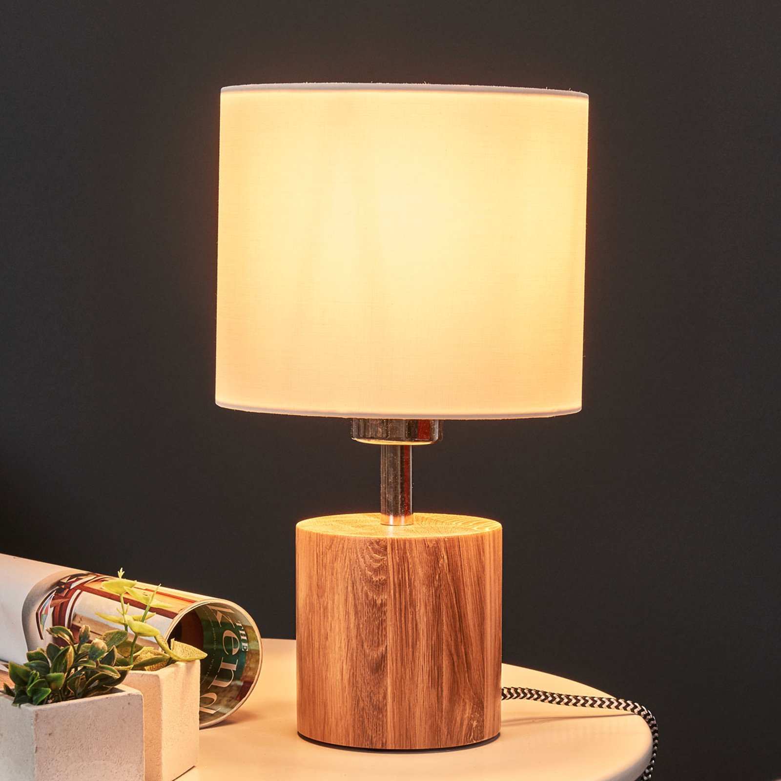 Rund bordlampe i tre Trongo kabel svart hvit