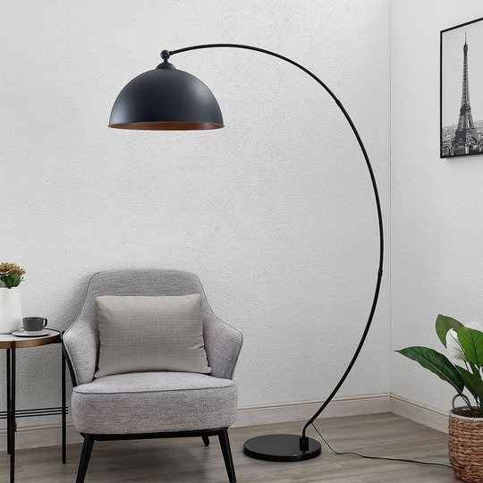 Lindby Beatris buet gulvlampe, svart, tre innv