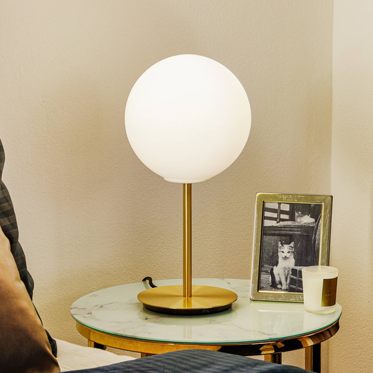 Menu TR Bulb bordlampe 41 cm messing/opal matt