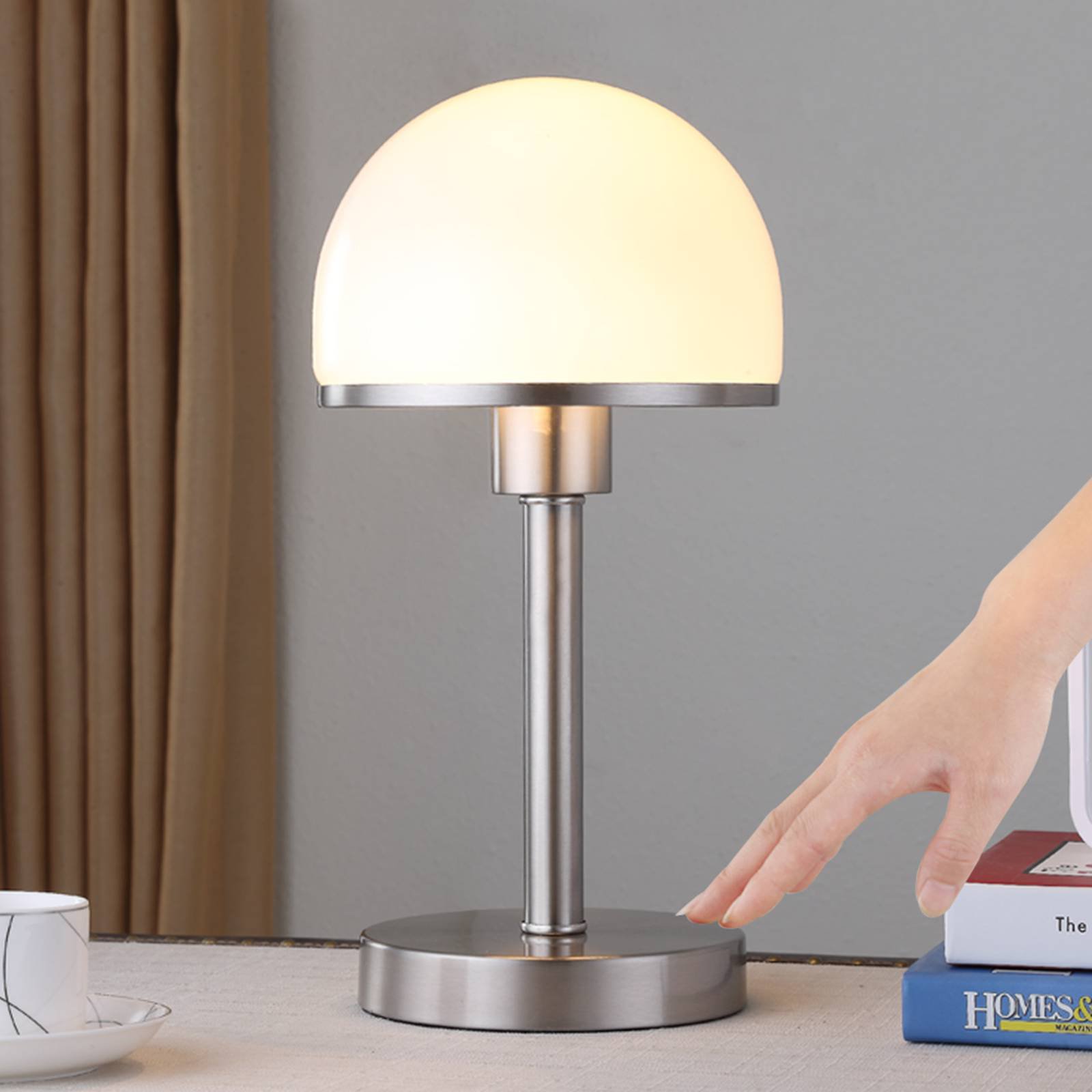Stilig bordlampe Jolie med glasskjerm