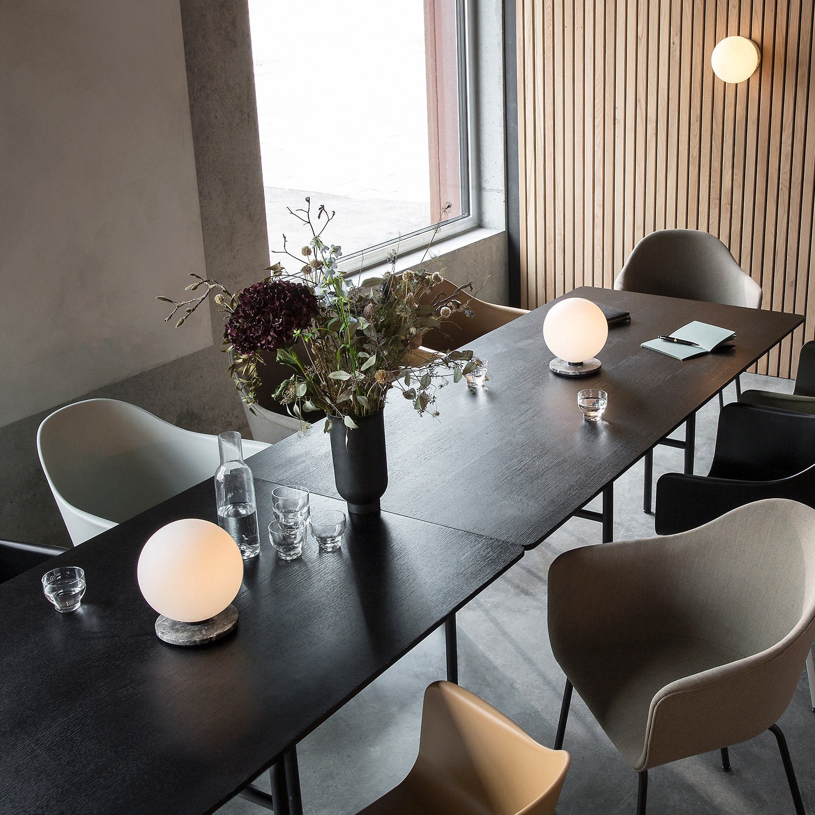 Menu TR Bulb bordlampe 22 cm marmor/opal matt