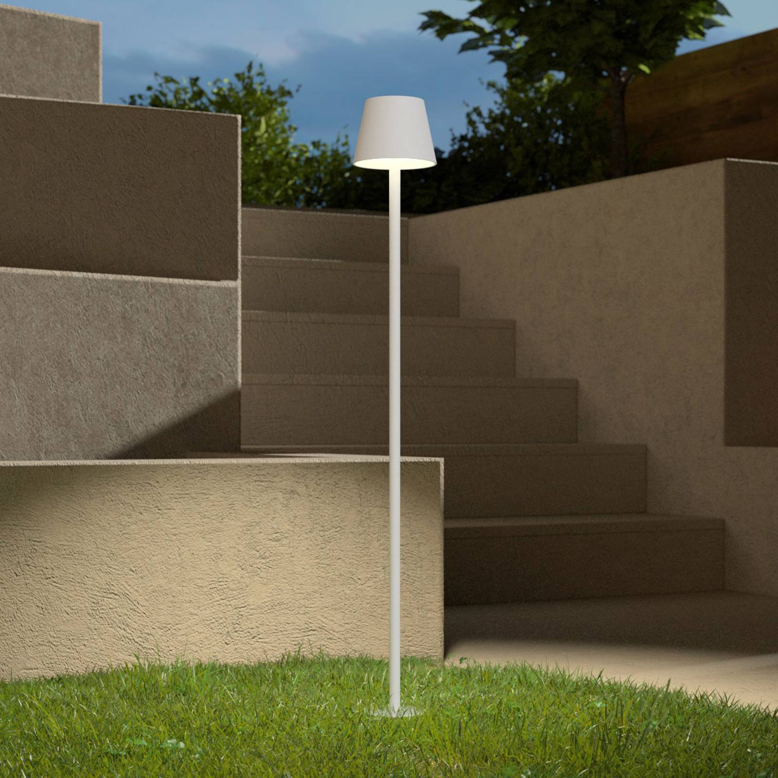 LED-lampe med jordspyd Poldina batteri hvit 110 cm