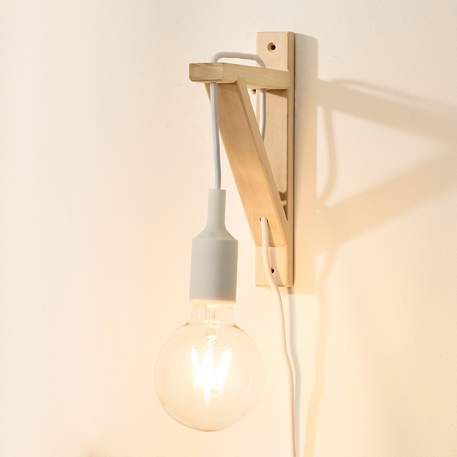 Fix vegglampe av tre, hvit fatning