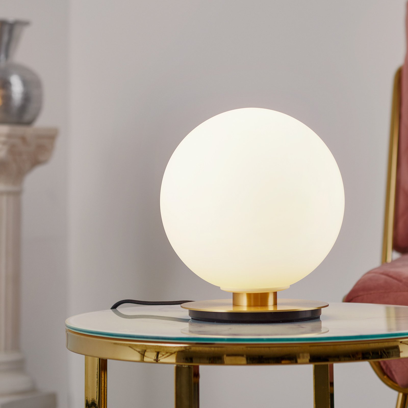Menu TR Bulb bordlampe 22 cm messing/opal matt