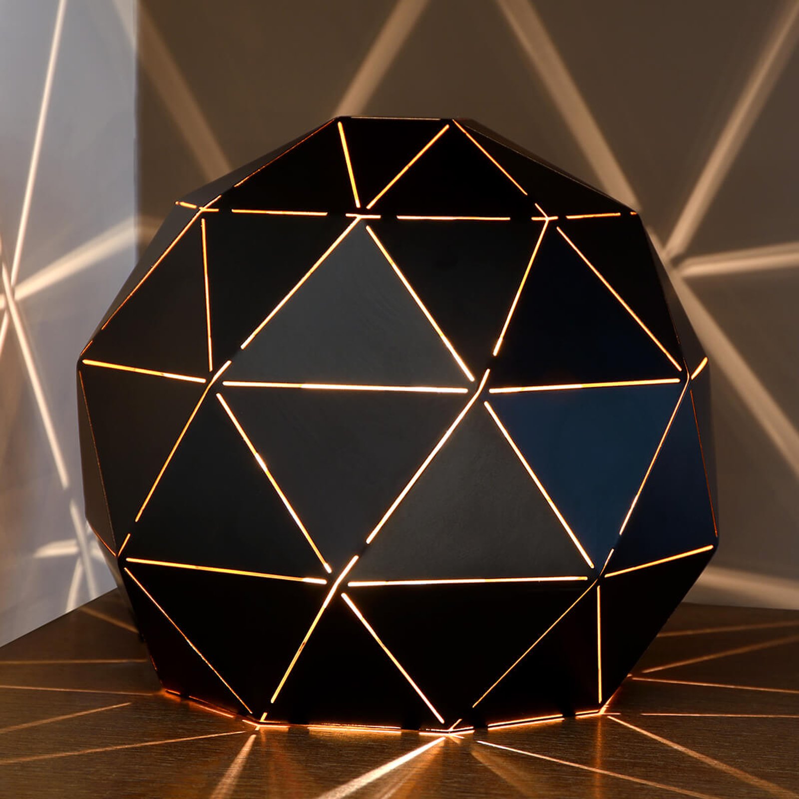 Otona - bordlampe av svart metall