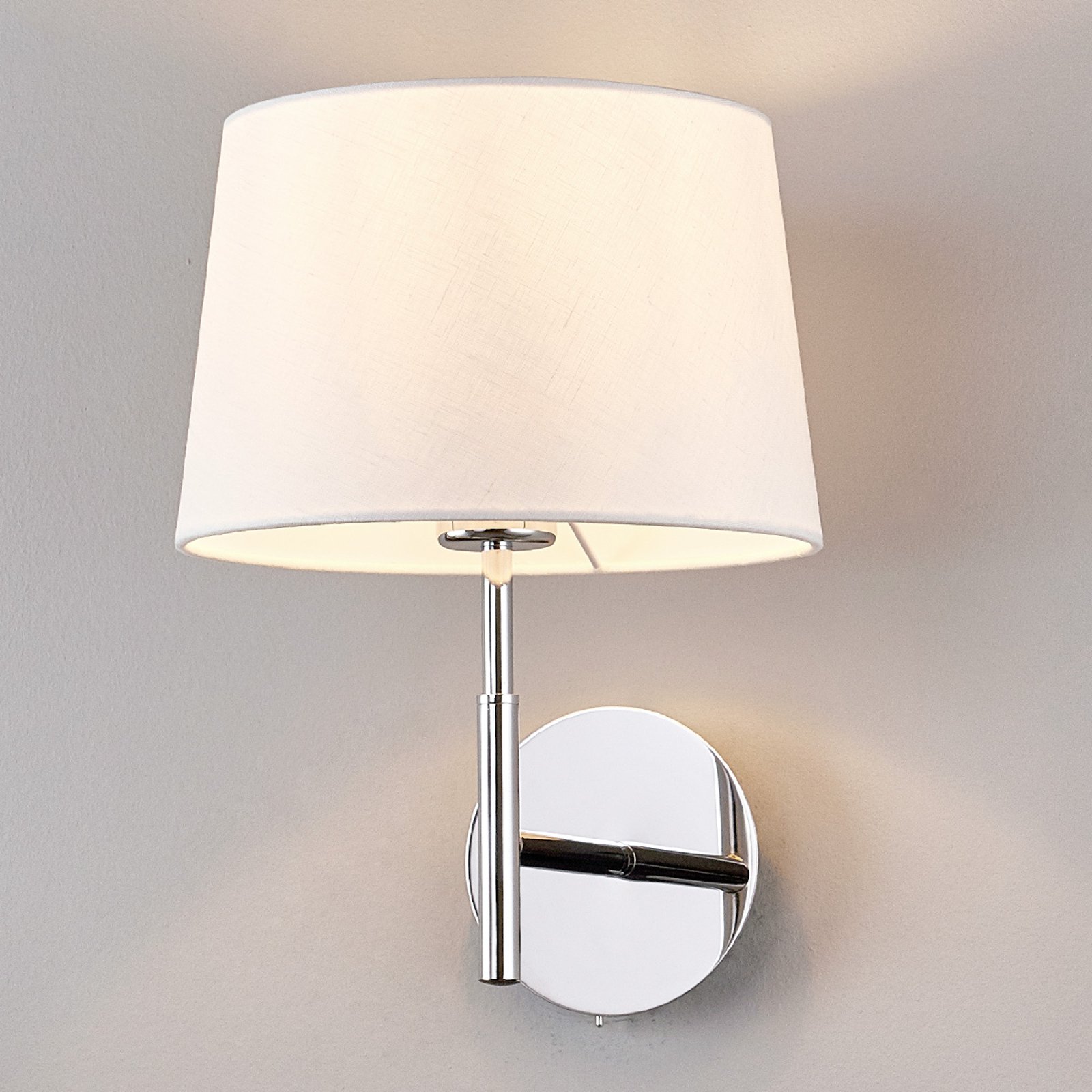 Pen vegglampe Dorothea med hvitt stoffskjerm