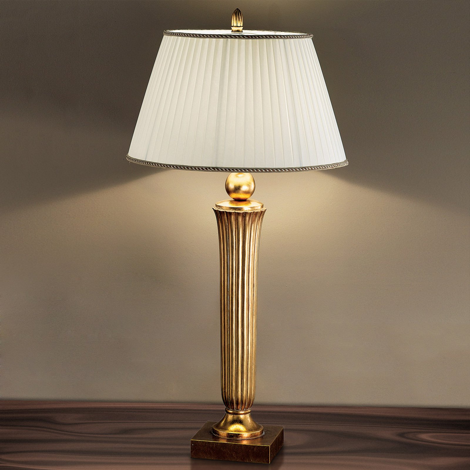 Tiltalende JANNI bordlampe i varmt gull