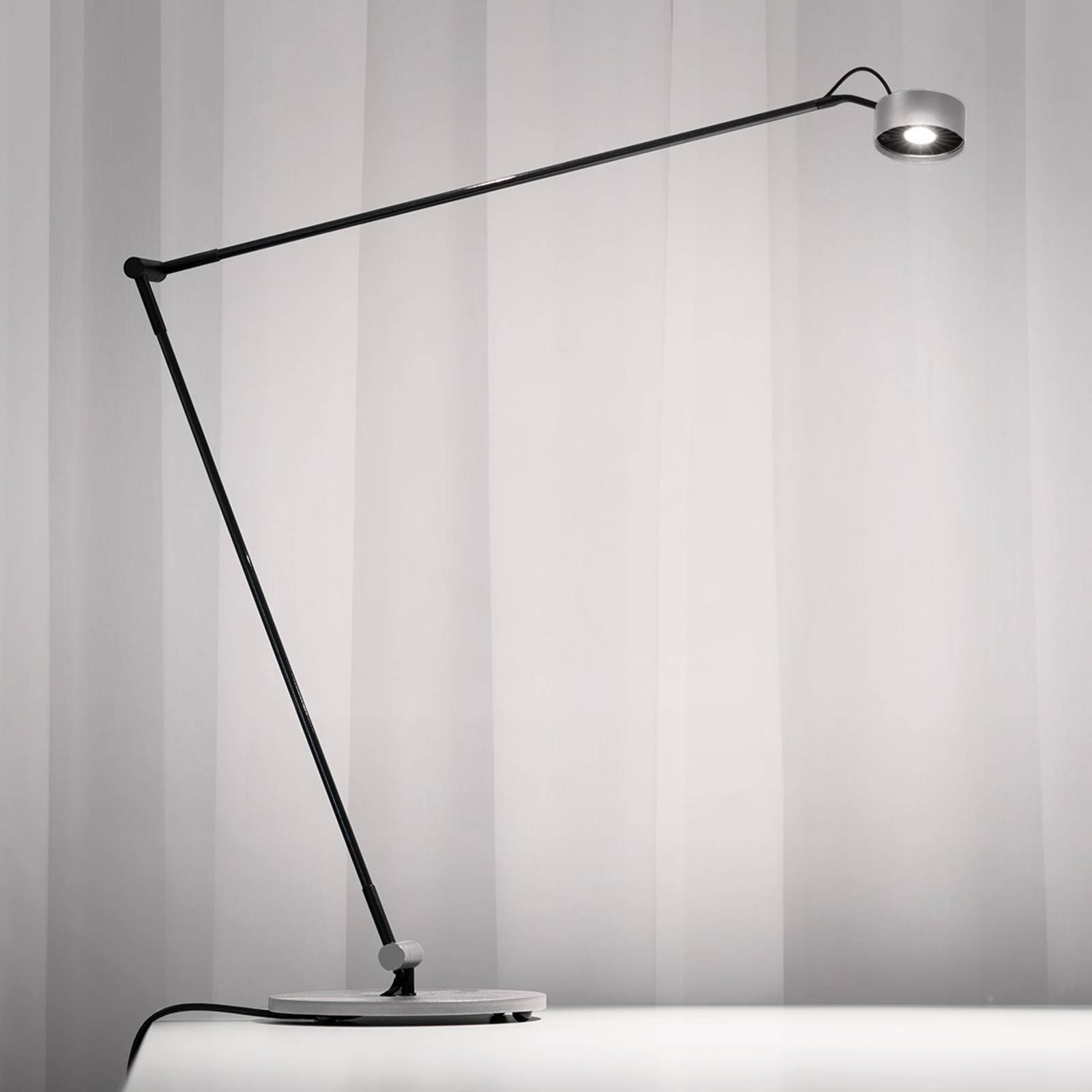 Basica 930 E LED-bordlampe med uteligger, sølv