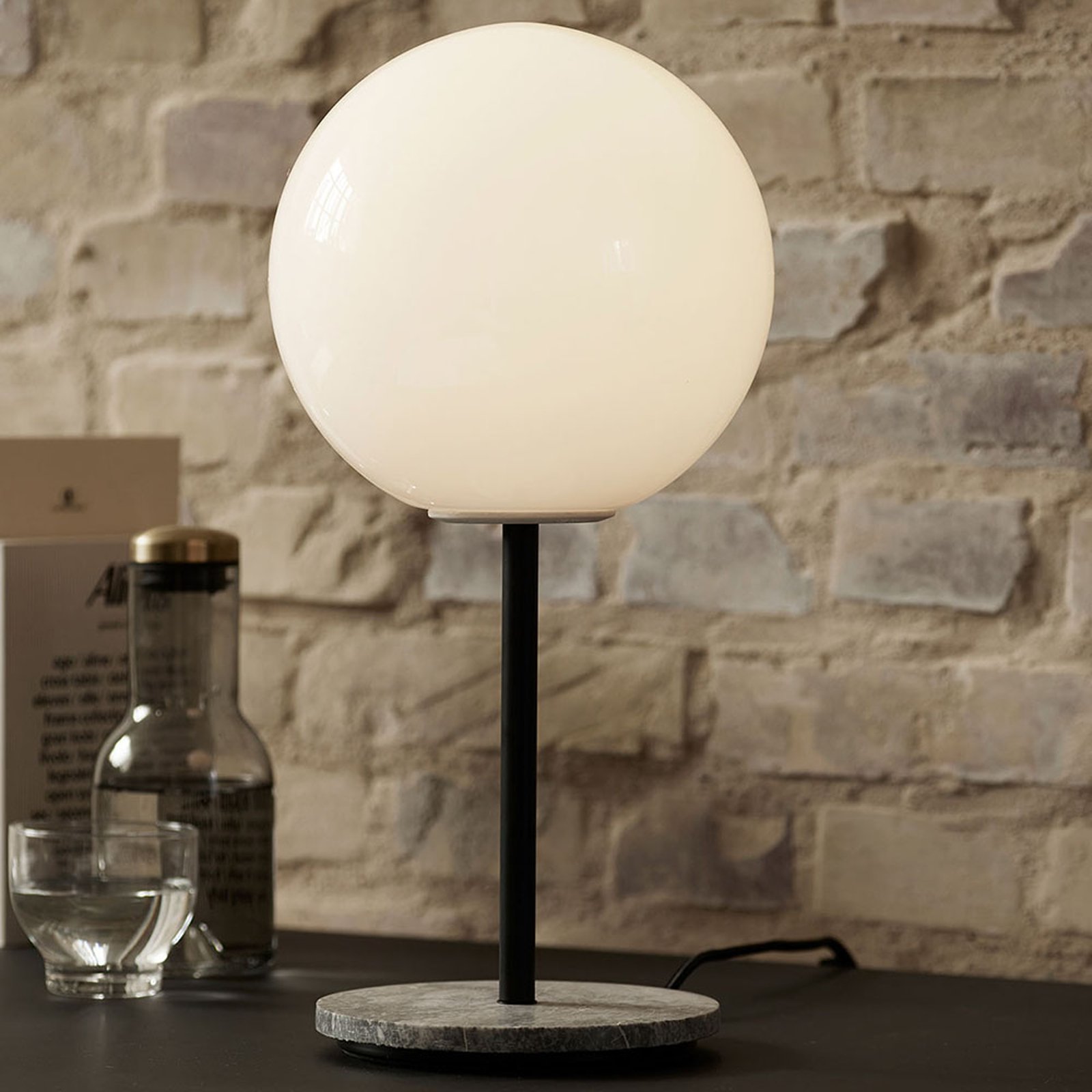 Menu TR Bulb DTW bordlampe 41 cm marmor/opal blank