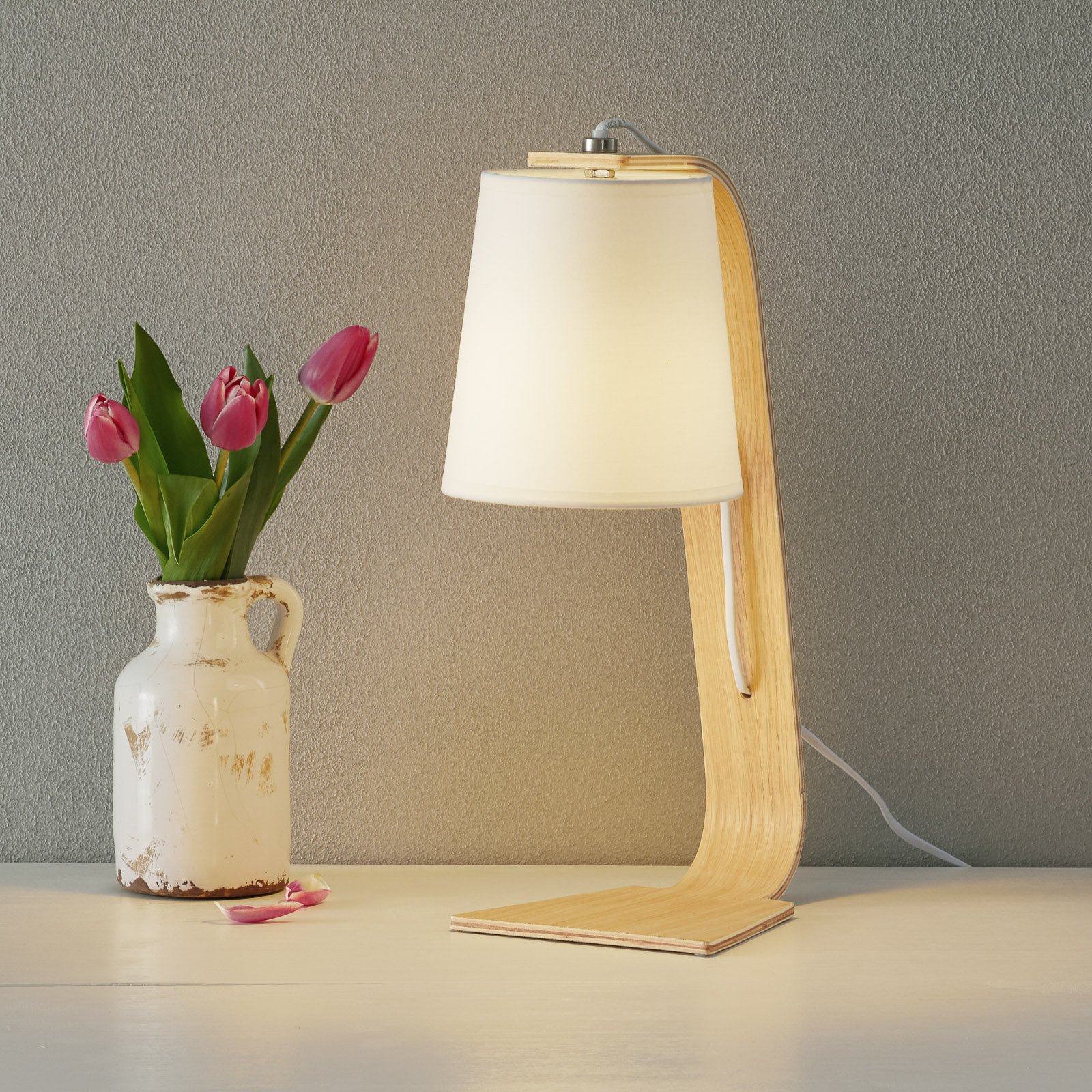 Hvit bordlampe Nordic i tre med skjerm i tekstil