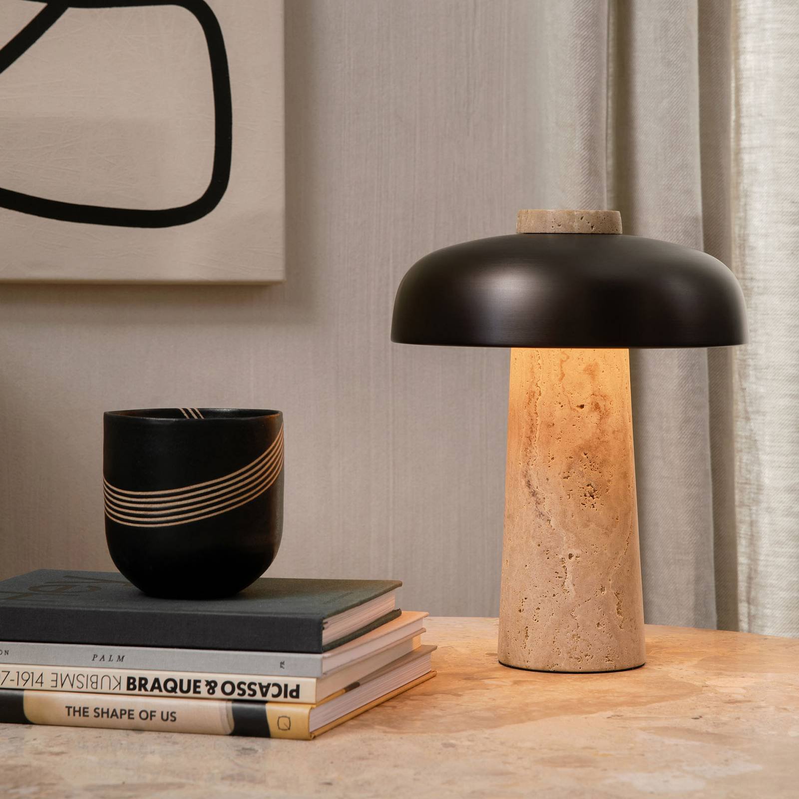 Menu Reverse LED-bordlampe med Travertinfot