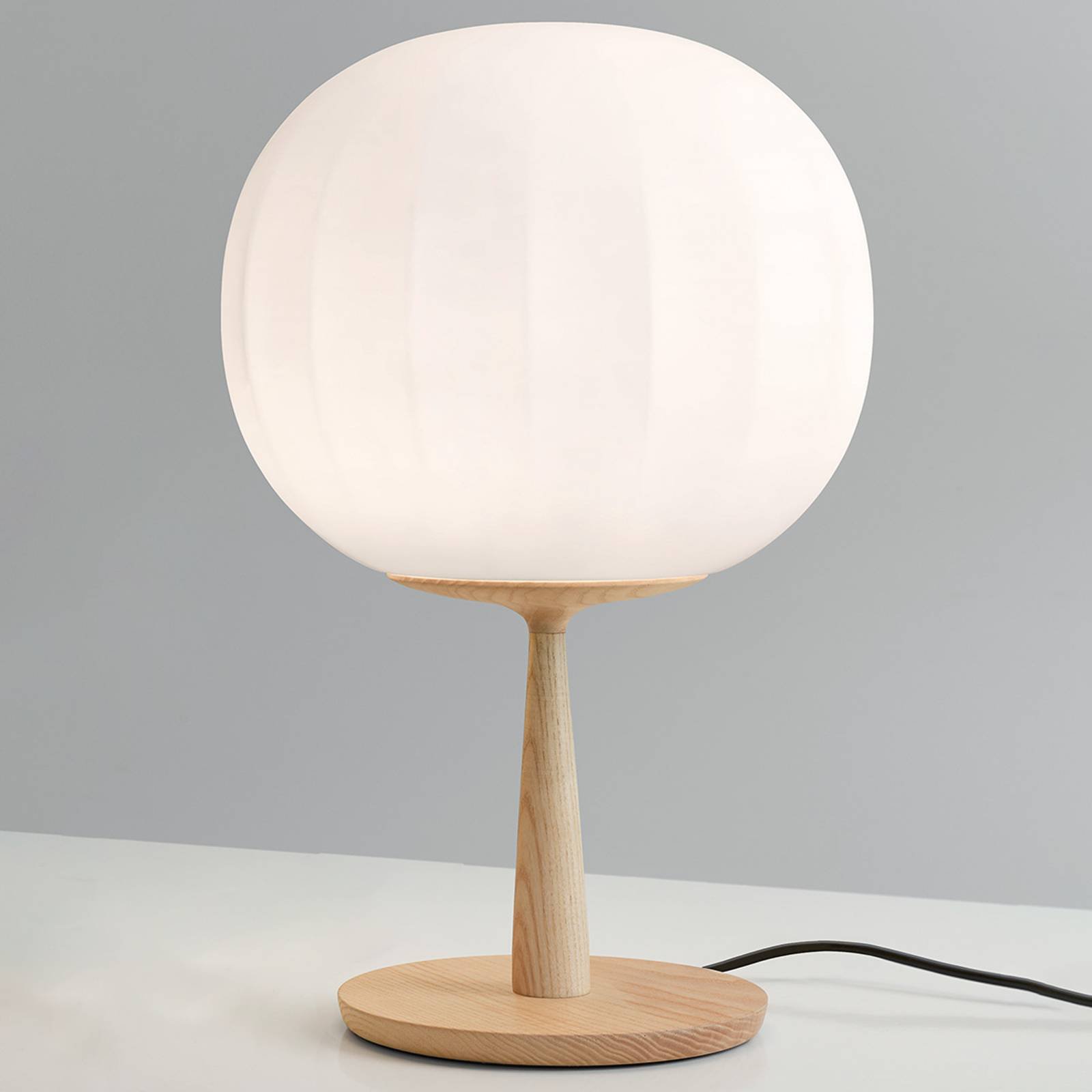 Luceplan bordlampe Lita fot i eiketre høyde 46 cm