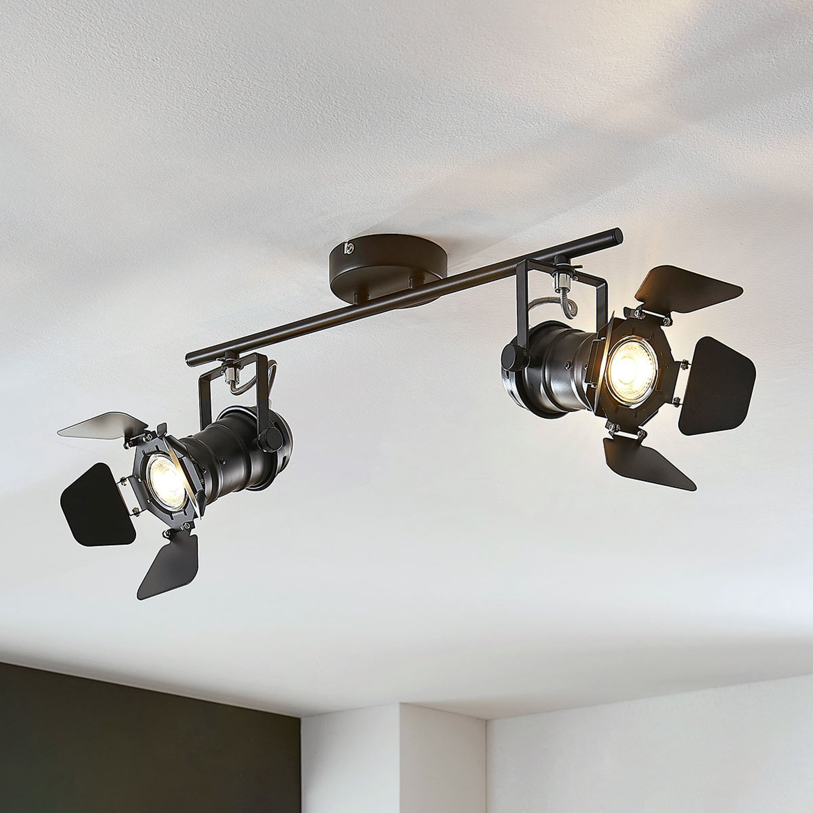 Taklampe Tilen, 2 lyskilder, lyskasterdesign