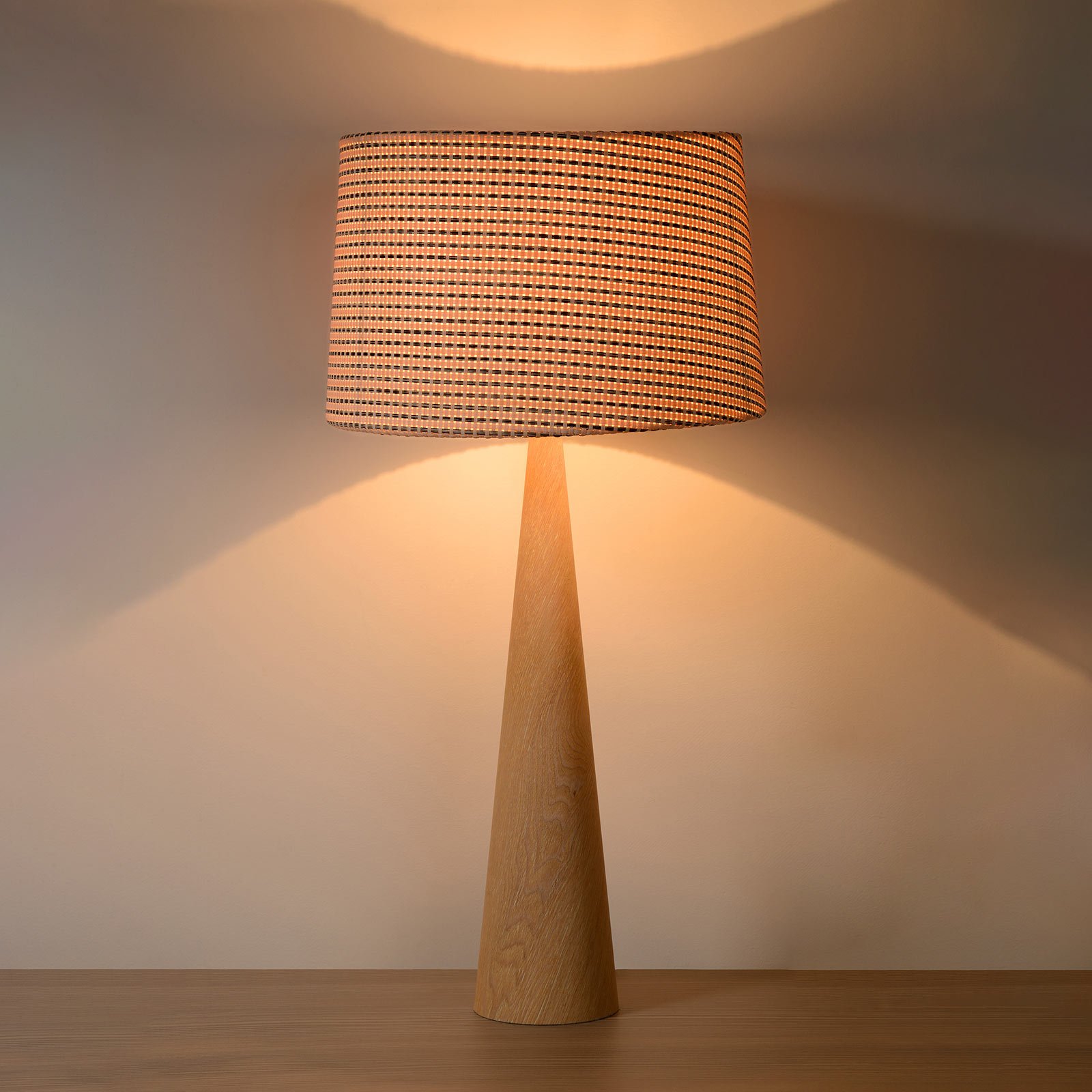 Conos bordlampe med lys trefot