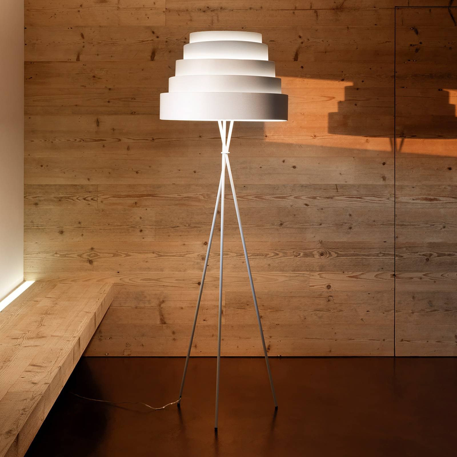 Babel - fin stålampe på stativ, hvit