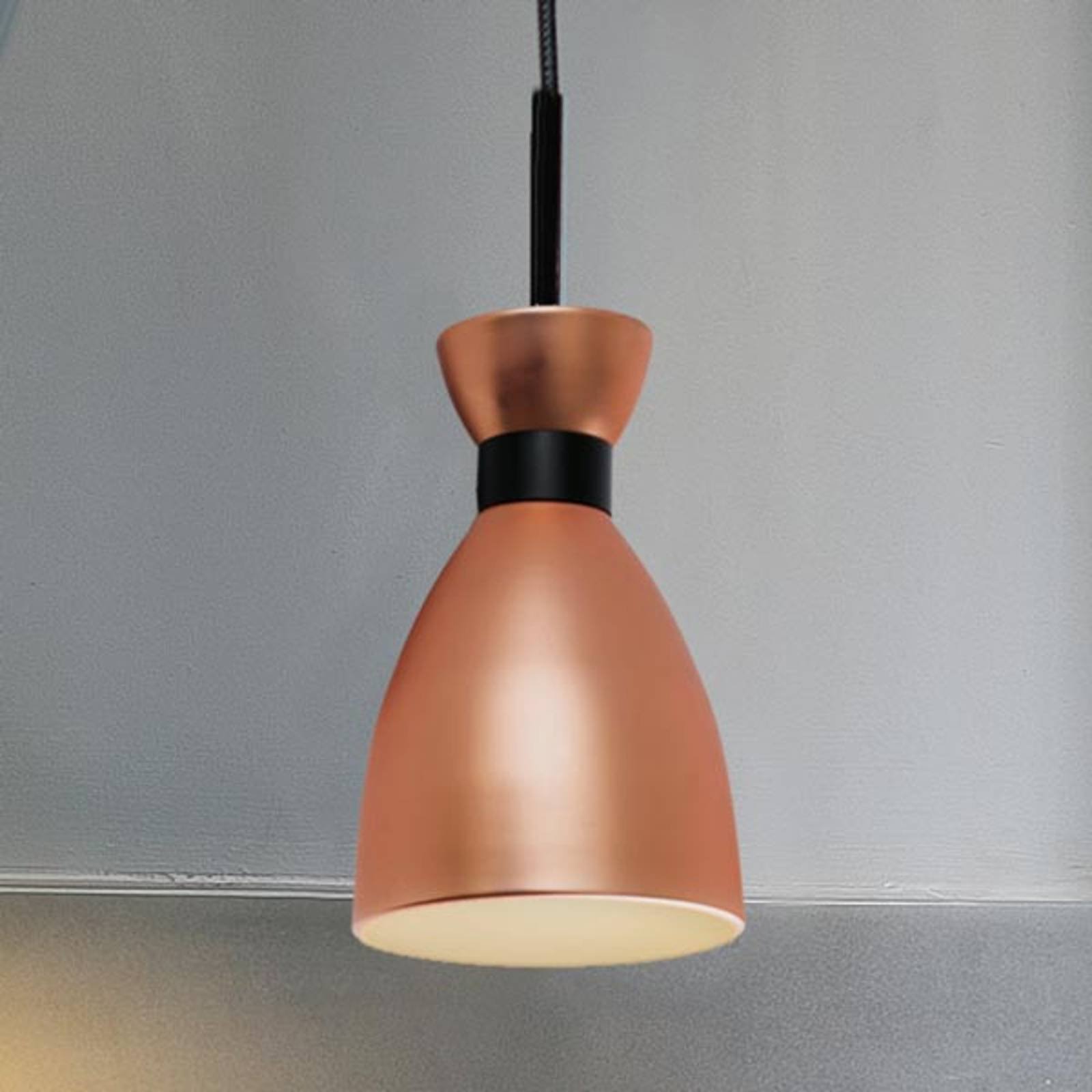 Stilfull pendellampe Retro med finish i kobber
