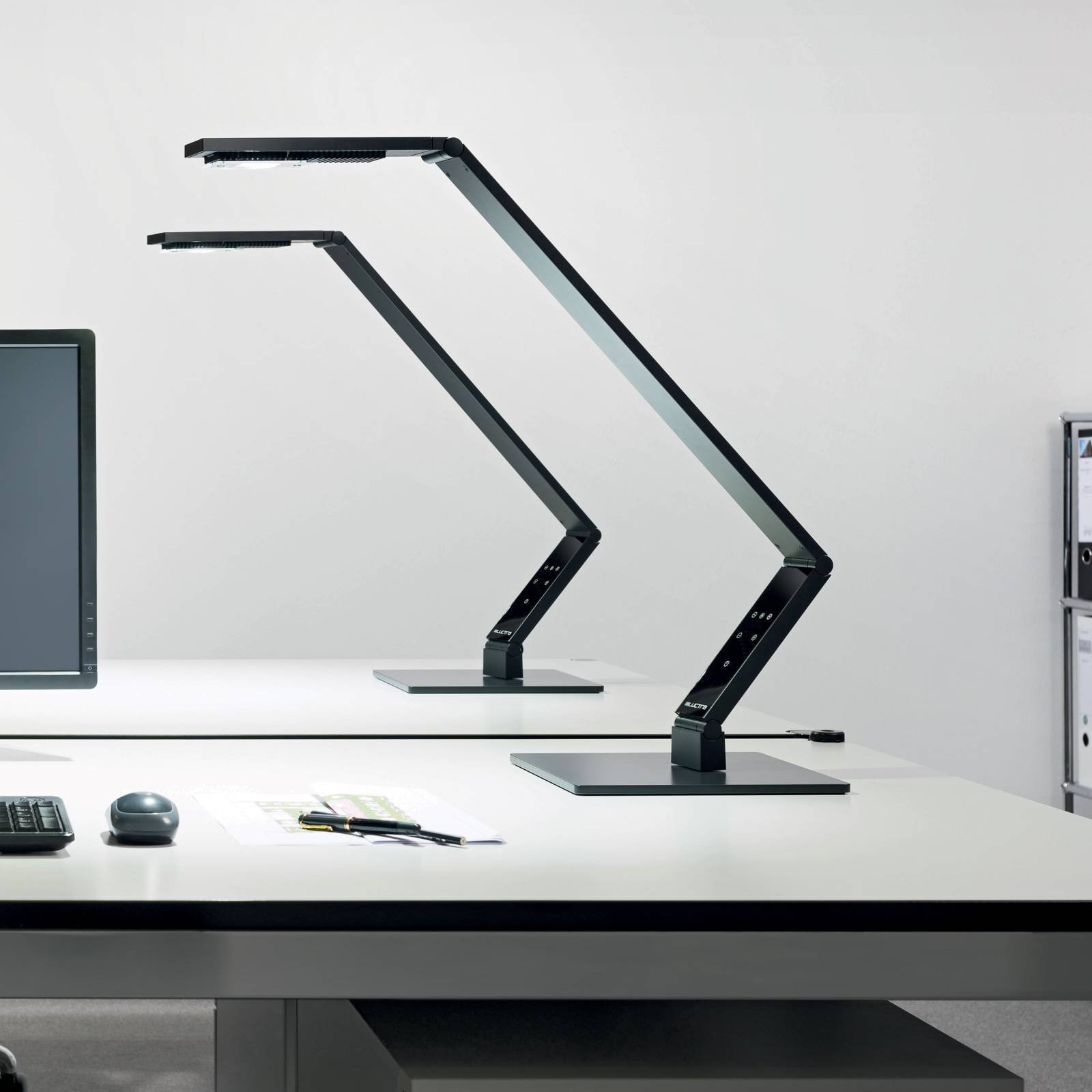 Luctra Tabel Linear LED-bordlampe fot, svart