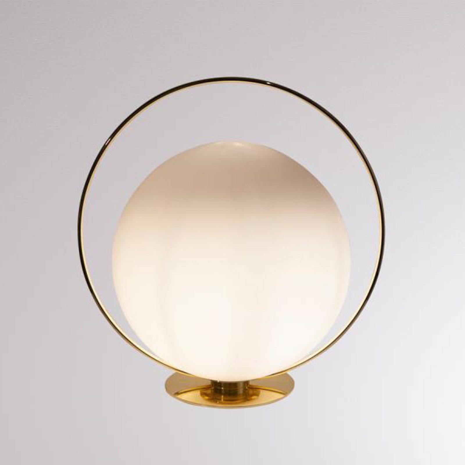LOUM Tycho bordlampe med messigfarget ring