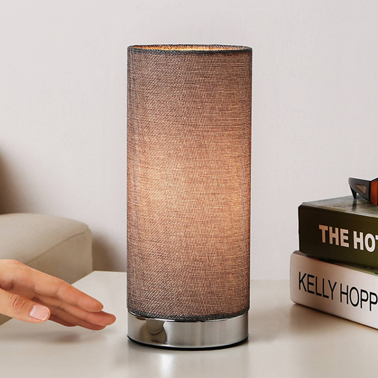 Grå bordlampe Ronja med kromfot