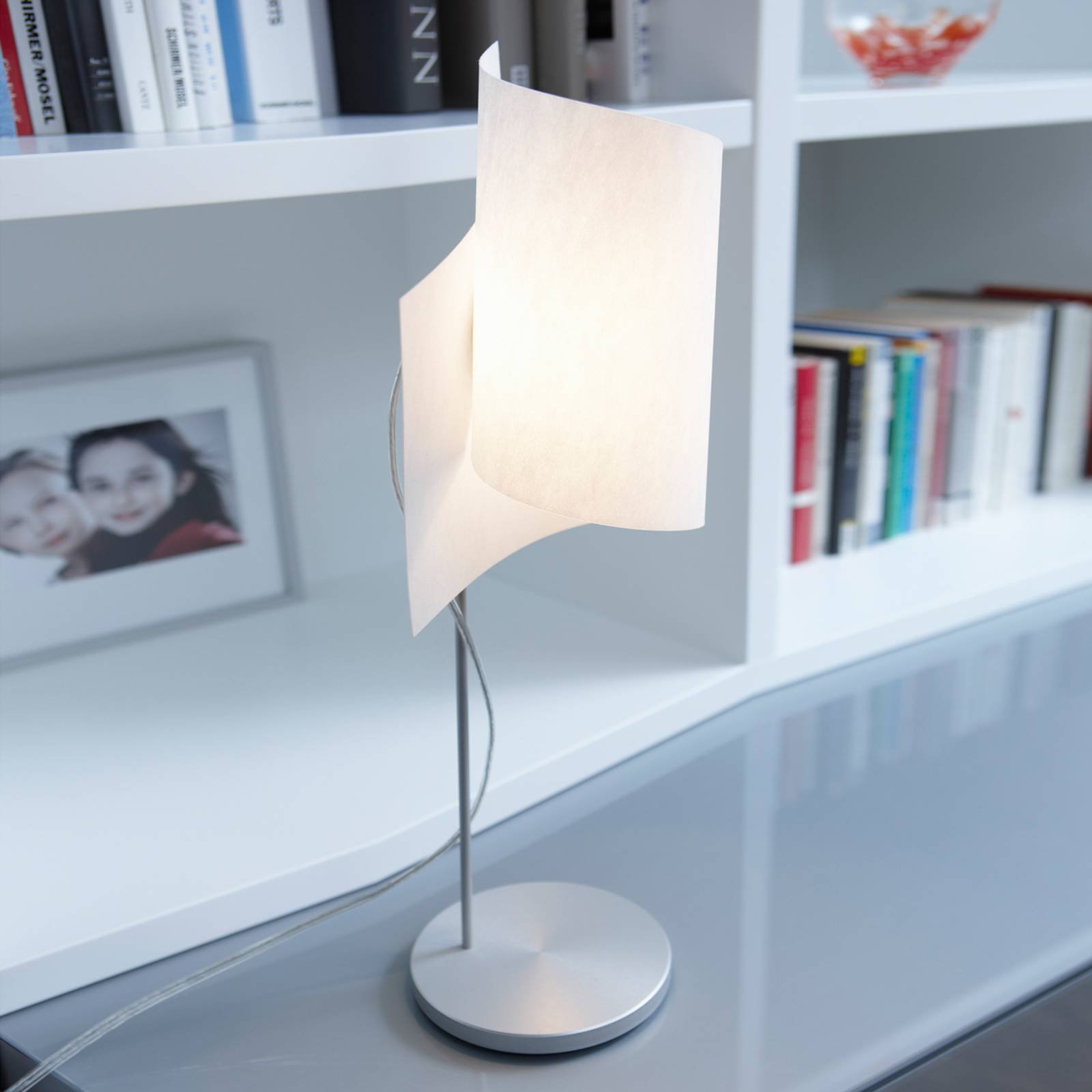 Interessant Loop bordlampe i aluminium