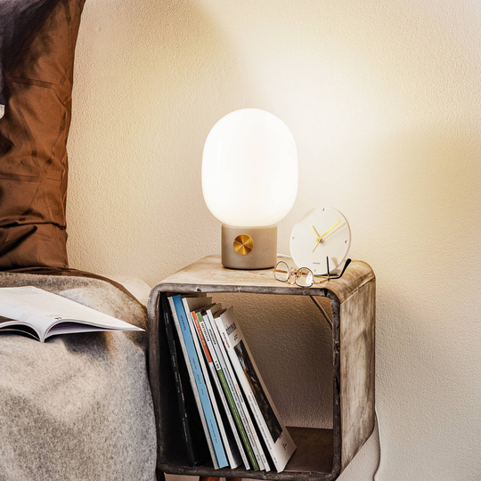 Menu JWDA bordlampe med betongfot