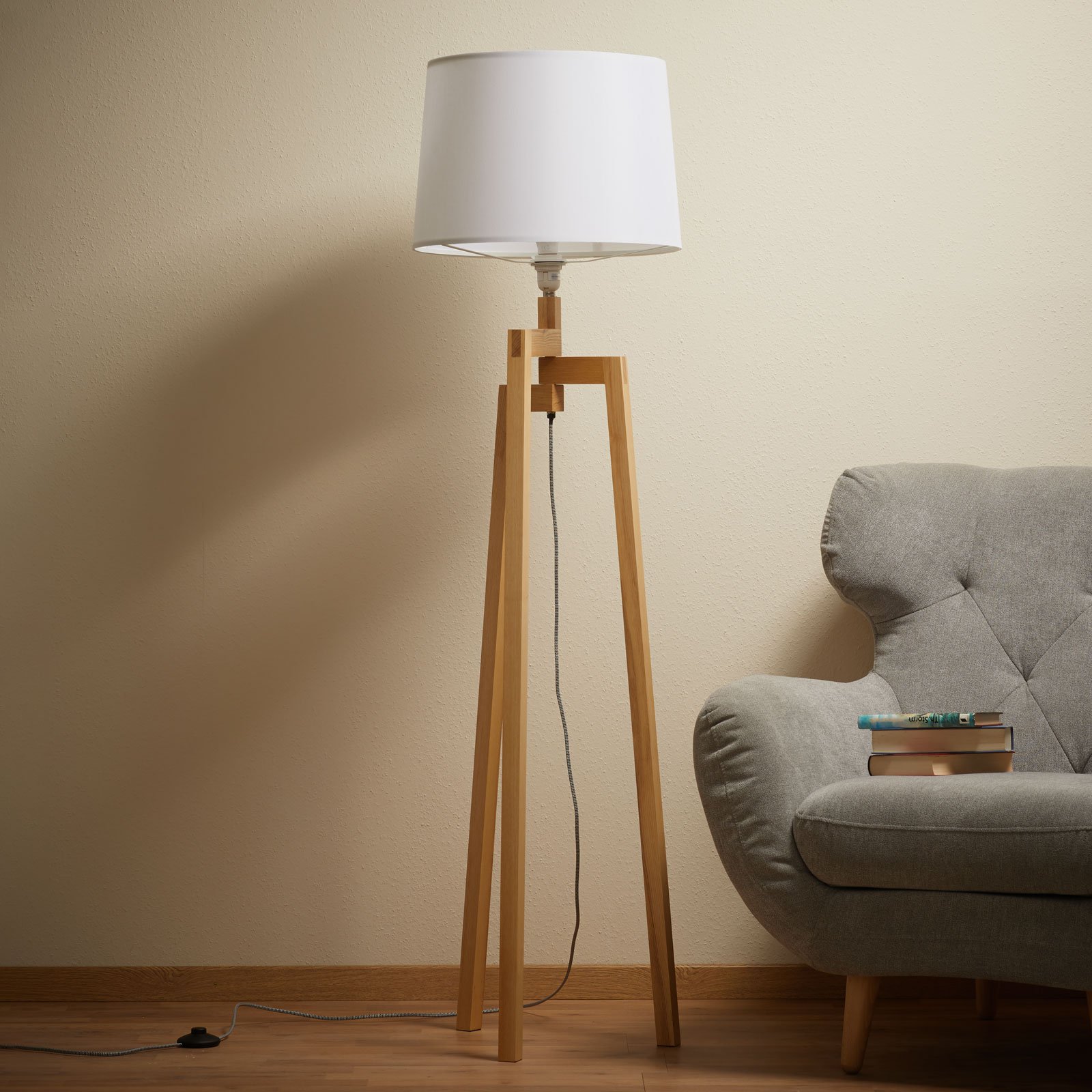 Gulvlampe Montana med tre bein og tekstilskjerm.